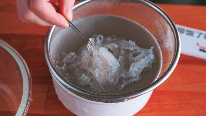 燕窝的做法 用鸡蛋牛奶隔水炖最养人 燕窝的做法|燕窝|燕窝的功效与作用|燕窝的做法|燕窝怎么吃|燕窝怎么做|燕窝怎么炖|