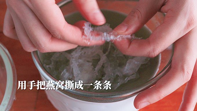 燕窝的做法 用鸡蛋牛奶隔水炖最养人 燕窝的做法|燕窝|燕窝的功效与作用|燕窝的做法|燕窝怎么吃|燕窝怎么做|燕窝怎么炖|