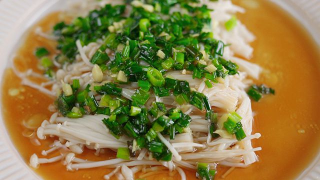 金针菇的做法 葱油蒸用这个方法最入味 金针菇的做法|金针菇的做法|金针菇|金针菇怎么做好吃|