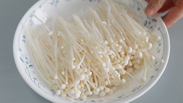 金针菇的做法 葱油蒸用这个方法最入味 金针菇的做法|金针菇的做法|金针菇|金针菇怎么做好吃|