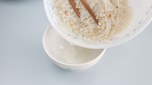 金针菇的做法 葱油蒸用这个方法最入味 金针菇的做法|金针菇的做法|金针菇|金针菇怎么做好吃|