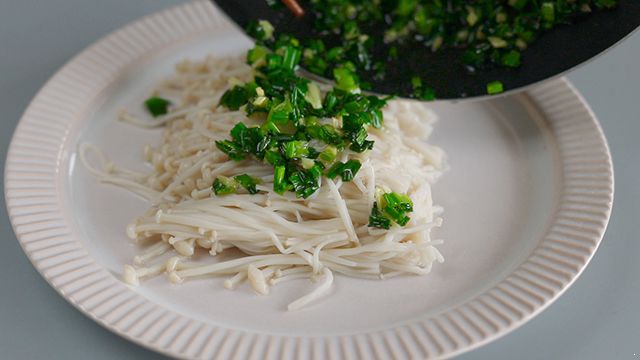 金针菇的做法 葱油蒸用这个方法最入味 金针菇的做法|金针菇的做法|金针菇|金针菇怎么做好吃|