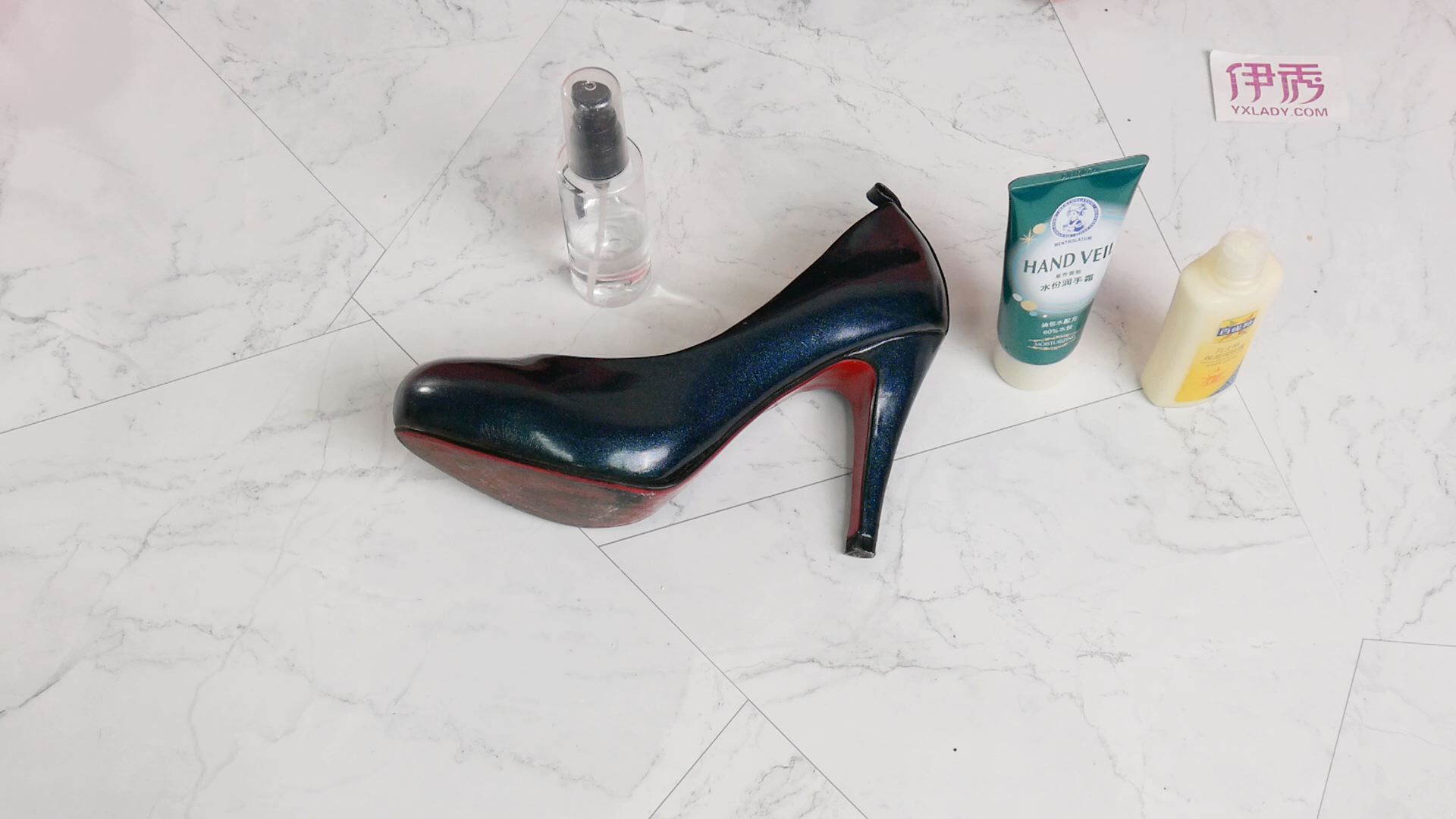 鞋子磨脚怎么办 别着急 这样做就可以了 鞋子磨脚|鞋子磨脚|磨脚|鞋跟磨脚|