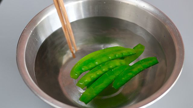 荷兰豆的做法 两个小窍门做出来保证爽脆甜 荷兰豆的做法|荷兰豆的做法|荷兰豆|荷兰豆怎么做|