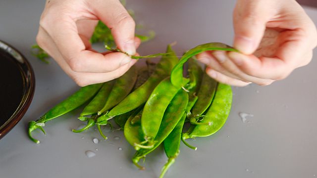 荷兰豆的做法 两个小窍门做出来保证爽脆甜 荷兰豆的做法|荷兰豆的做法|荷兰豆|荷兰豆怎么做|