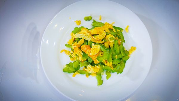 大师教你苦瓜的做法 苦瓜炒蛋好吃不苦有窍门 苦瓜的做法|苦瓜炒蛋|苦瓜炒鸡蛋|