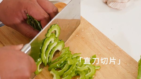 大师教你苦瓜的做法 苦瓜炒蛋好吃不苦有窍门 苦瓜的做法|苦瓜炒蛋|苦瓜炒鸡蛋|