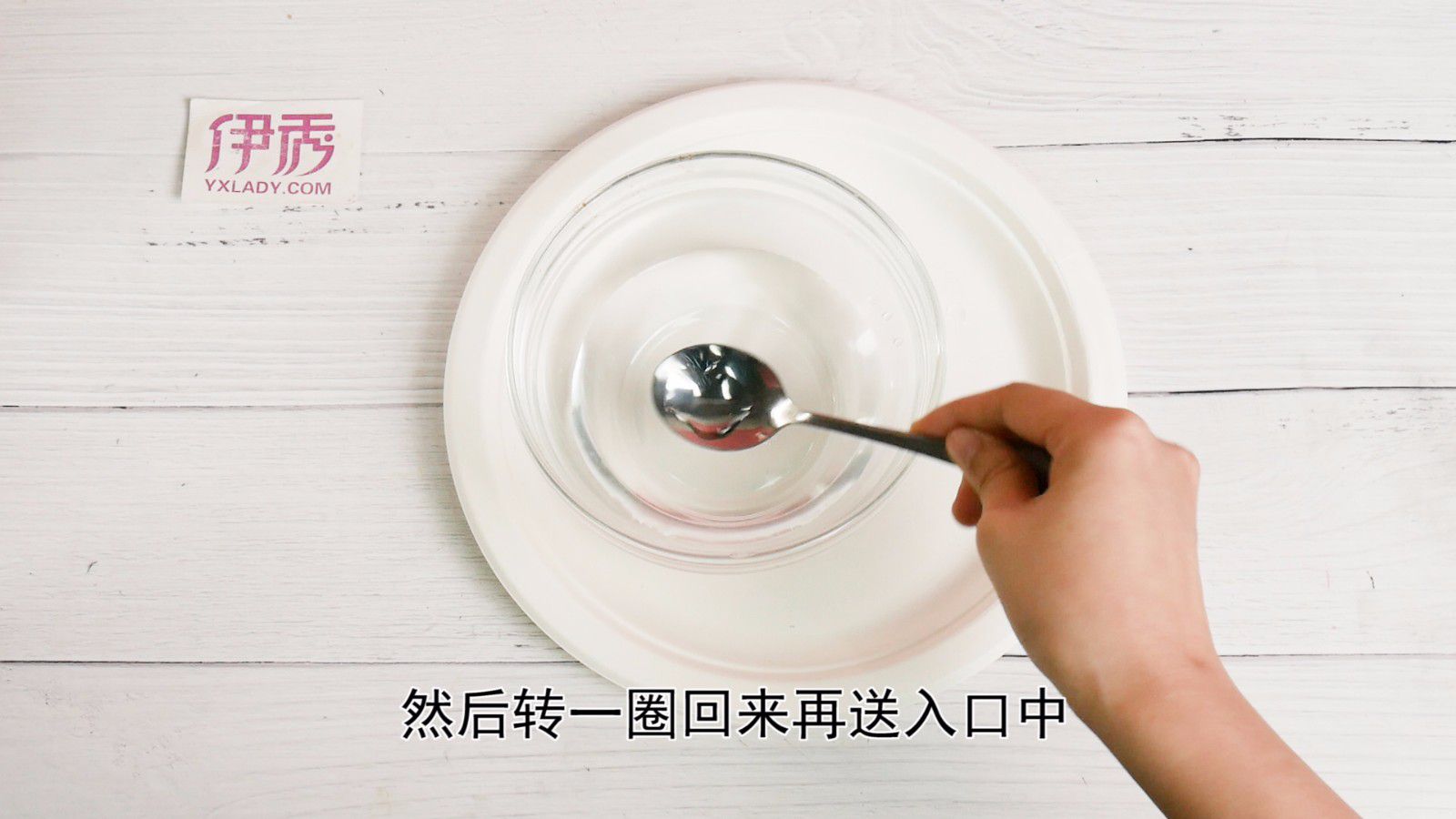 勺子怎么用 有教养的人拿勺子都讲究 这些餐桌上的细节你注意过吗 勺子怎么用|勺子怎么用|