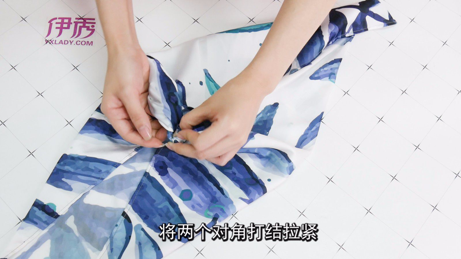 空姐丝巾的系法图解,一分钟教会你 空姐丝巾的系法图解|空姐丝巾的系法|丝巾的系法|丝巾的围法|
