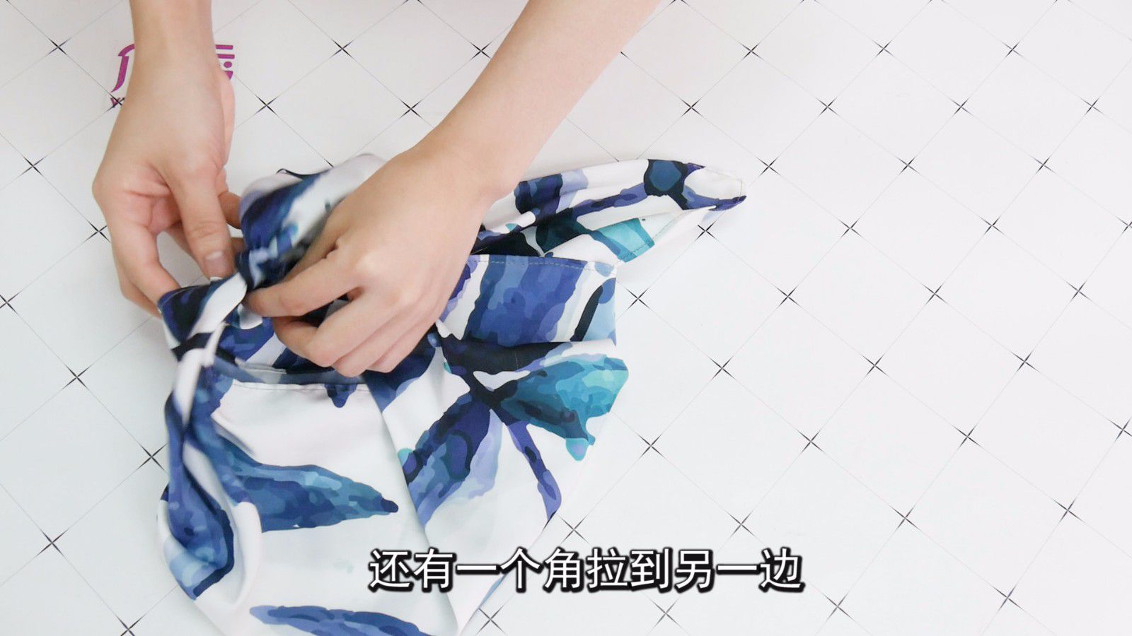 空姐丝巾的系法图解,一分钟教会你 空姐丝巾的系法图解|空姐丝巾的系法|丝巾的系法|丝巾的围法|