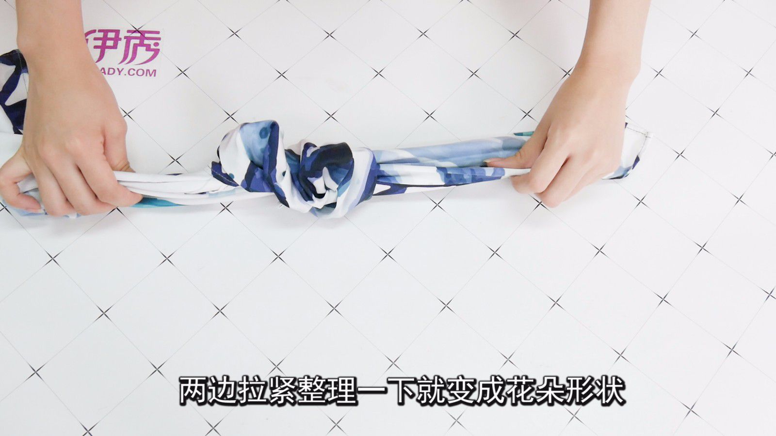 空姐丝巾的系法图解,一分钟教会你 空姐丝巾的系法图解|空姐丝巾的系法|丝巾的系法|丝巾的围法|