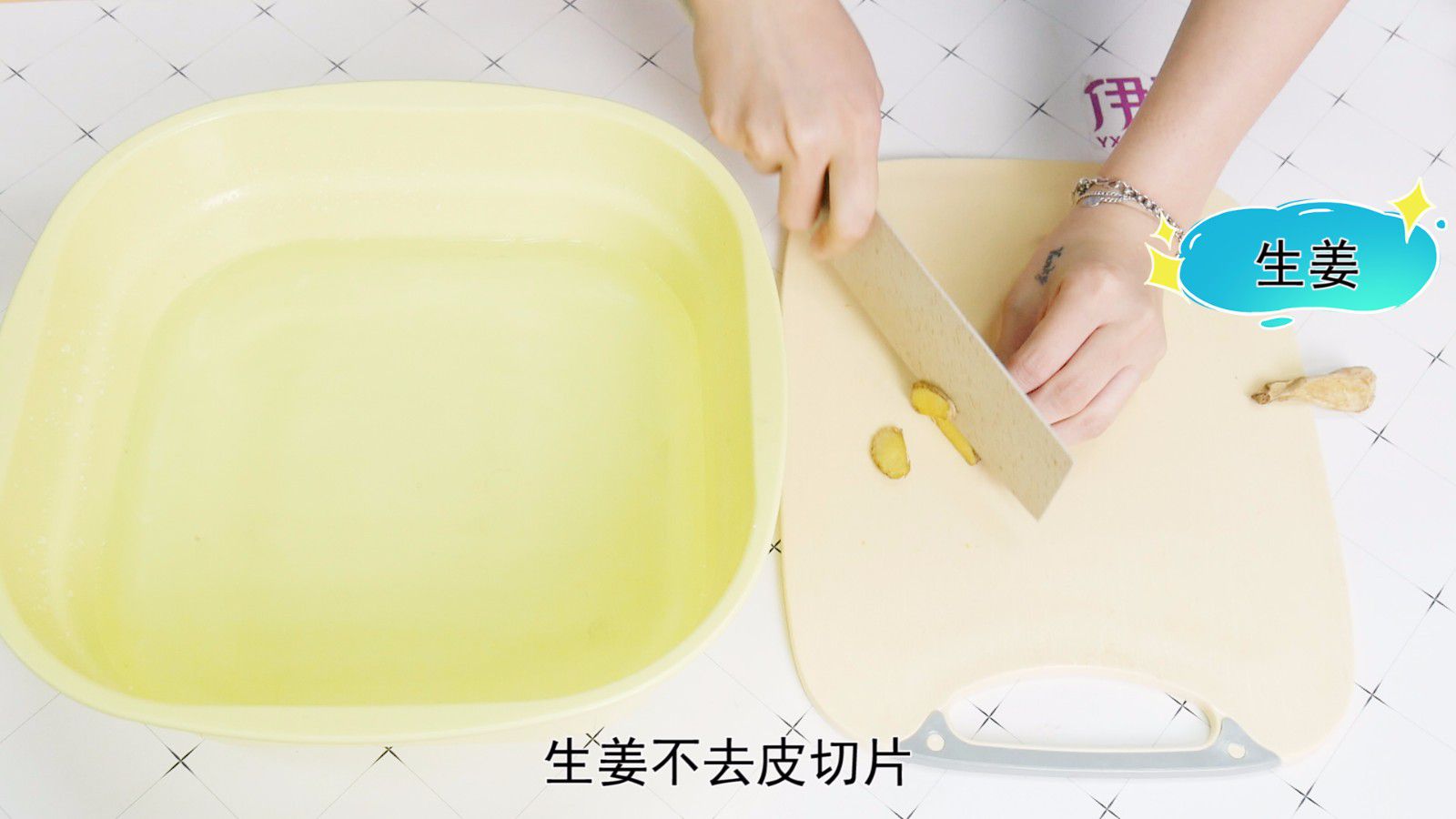 生姜泡脚好处多多 这样泡脚更舒服 生姜怎么泡脚