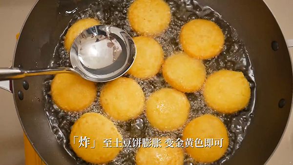 家常土豆饼的做法有秘诀 轻松做成外壳酥脆内陷软糯口感 家常土豆饼|土豆饼|土豆饼的做法|土豆饼的家常做法|土豆饼怎么做|