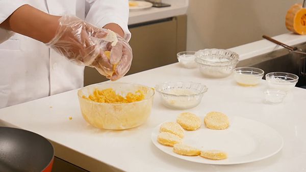 炸南瓜饼的家常做法 不用加水外酥里嫩好吃到哭 南瓜饼的做法|南瓜饼|炸南瓜饼|南瓜饼的家常做法|